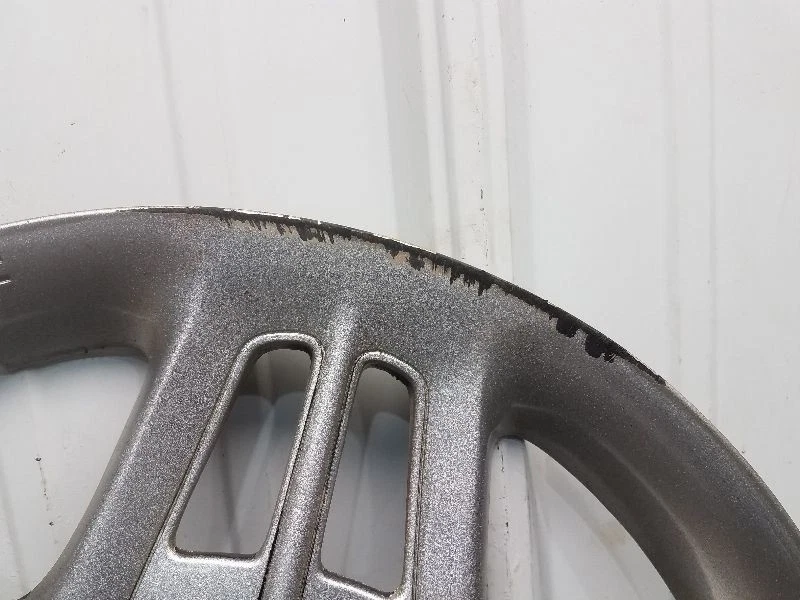 Pontiac Grand Prix GT 2004 16" cubierta de rueda *algunos arañazos* Foto 2 de 4