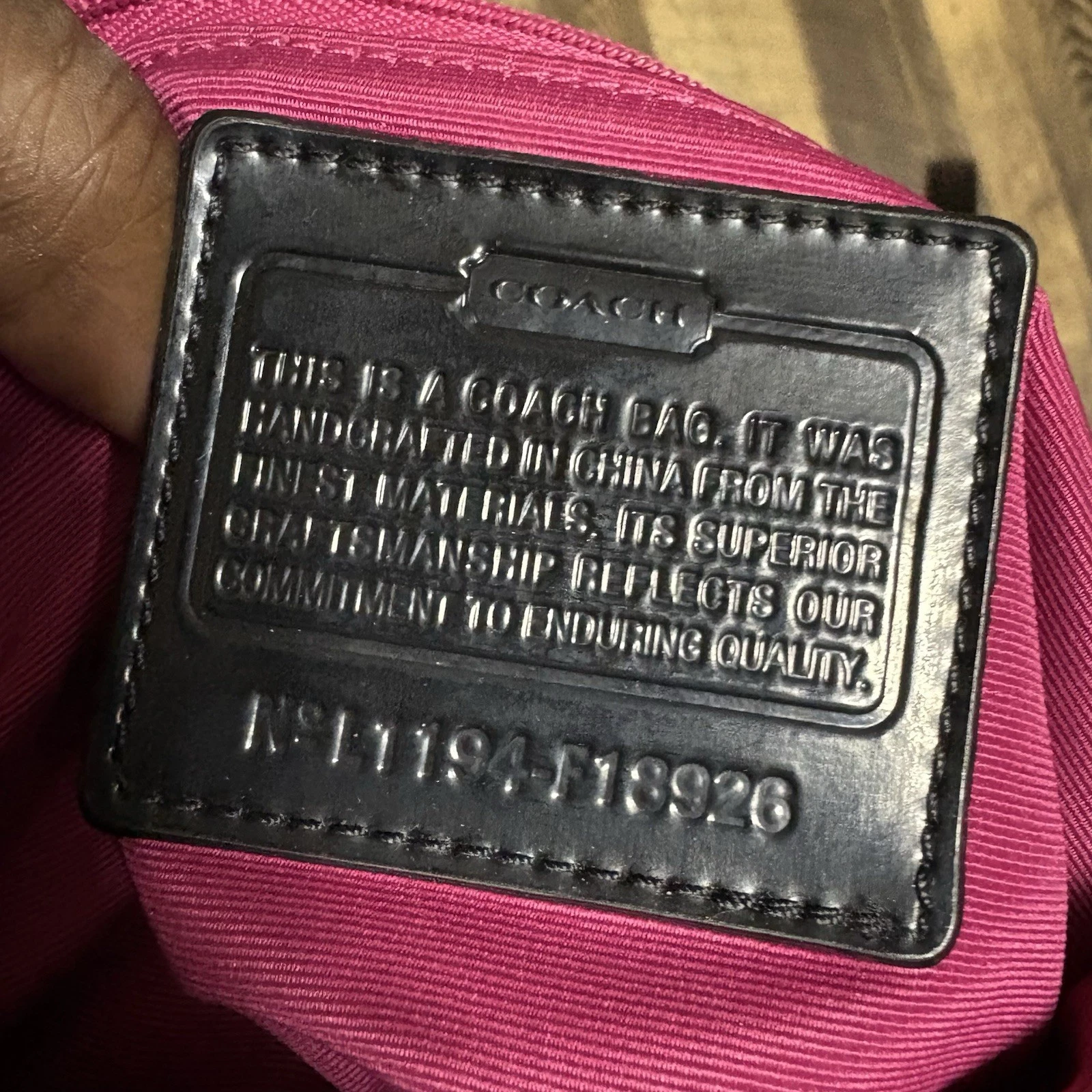 Borsa a tracolla Coach Peyton Signature File F18926 nero fumo e bordo in pelle