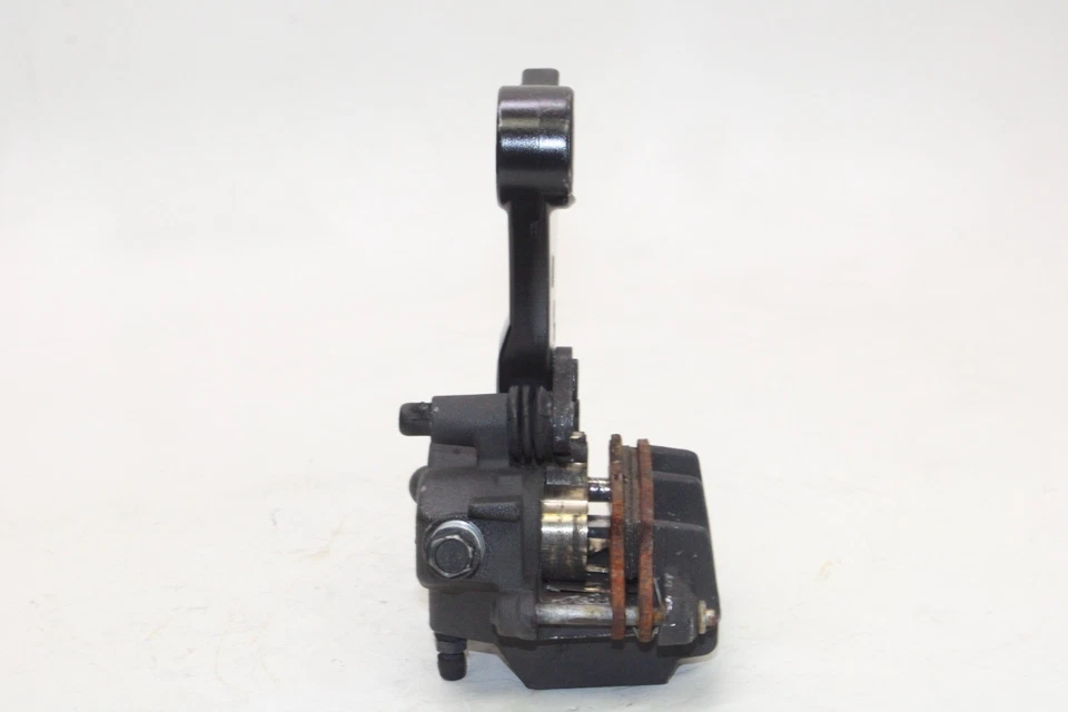 06-24 KAWASAKI VULCAN 900 VN900B КЛАССИЧЕСКИЙ ОРИГИНАЛЬНЫЙ СУППОРТ ЗАДНЕГО ТОРМОЗА С КРОНШТЕЙНОМ КРЕПЛЕНИЯ - Изображение 3 из 4