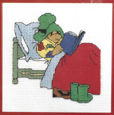 Kit de punto de cruz Paddington Bear - descansando en la cama leyendo - Permin vintage