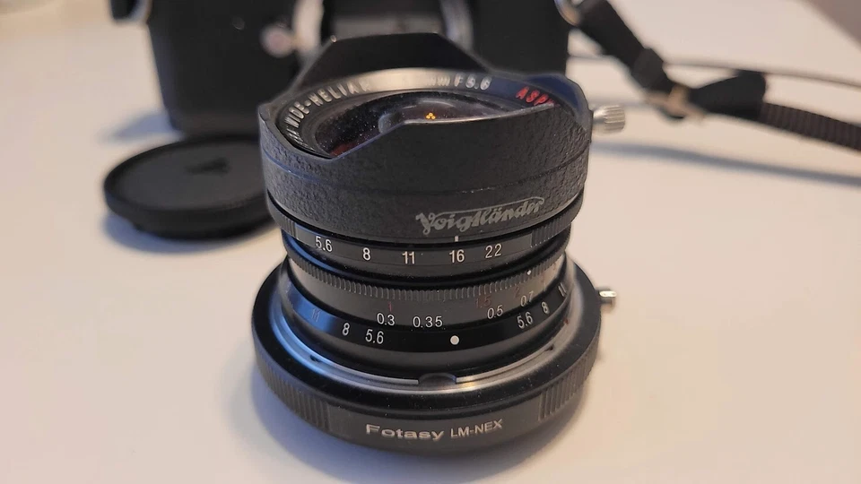 Excellent Voigtlander Ultra Wide-Heliar 12/F5.6 Aspherical Lens - plus adapter - Image 2 of 4