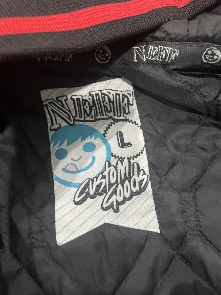 Chaqueta de béisbol vintage Neff para hombre estilo campeón grande negra y roja Foto 4 de 4