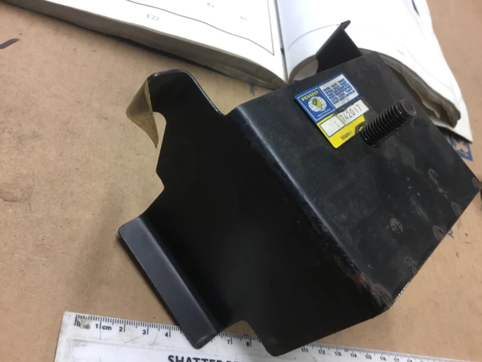 PEUGEOT 504 1973-1983 Station Wagon Estate parachoques central trasero soporte 742017 Foto 4 de 4