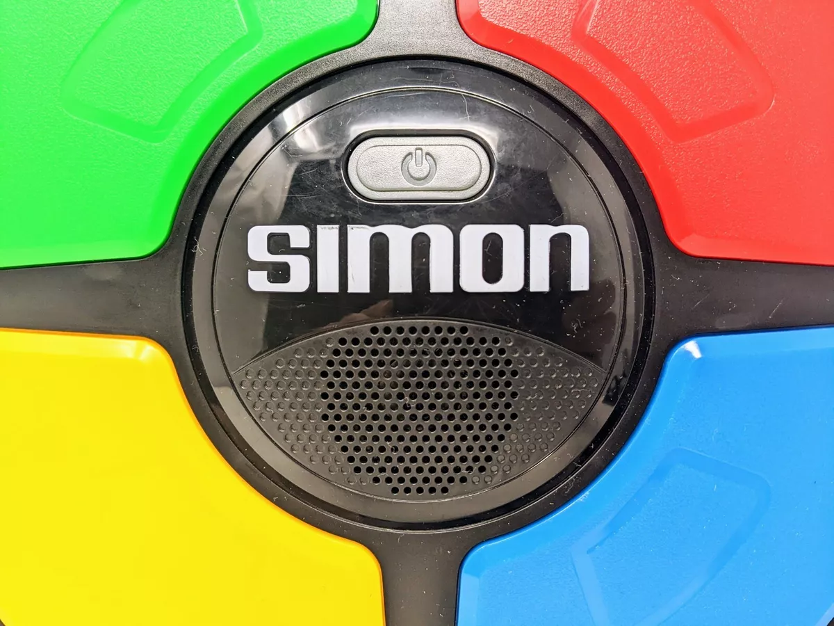 Hasbro Simon 2 Handheld Game 90s Memory Game Simon Says