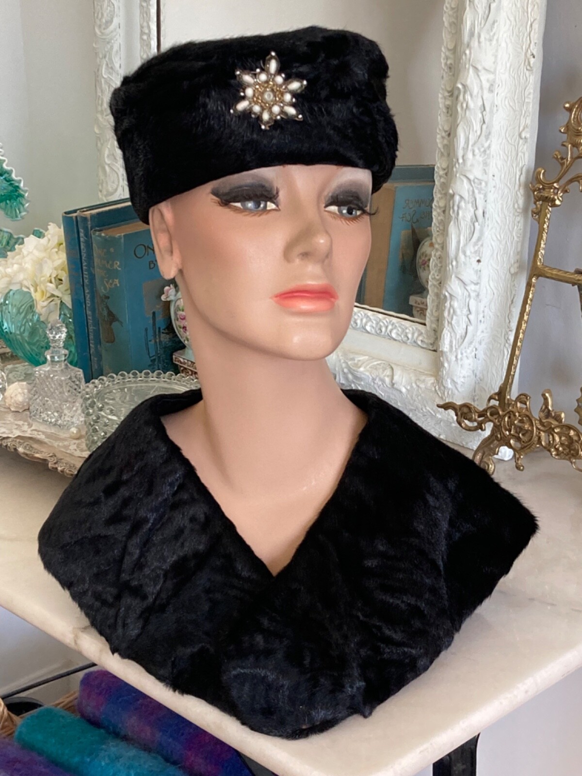 Cappello e collare classico vintage anni '50 anni '60 pelliccia nera di Gerda Law 22 pony agnello