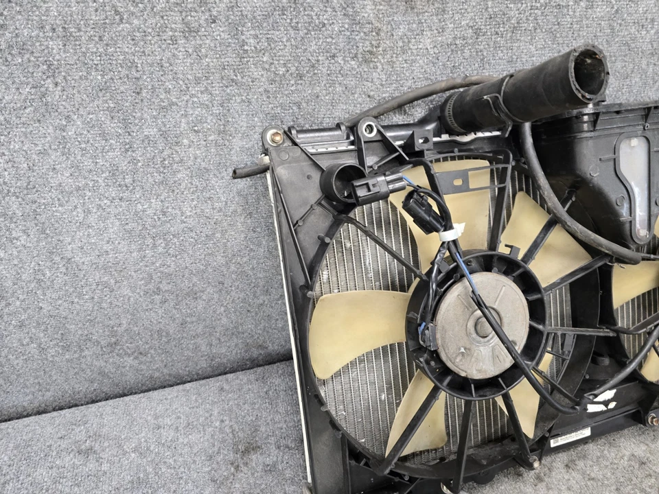 2001-2005 LEXUS IS300 OEM РАДИАТОР ОХЛАЖДЕНИЯ ДВИГАТЕЛЯ С КРЫШКОЙ ВЕНТИЛЯТОРА - Изображение 3 из 4