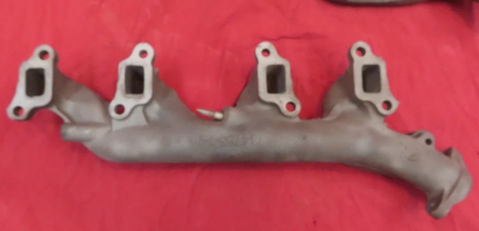 Colectores de escape vintage Buick 215 V8 L y R 1193697 y 1347550 Oldsmobile 215ci Foto 4 de 4