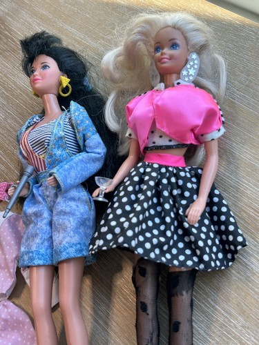 2 Mattel 1980's Vintage Barbie Dolls Doll Lot With Clothes & Accessories. - Picture 3 of 18