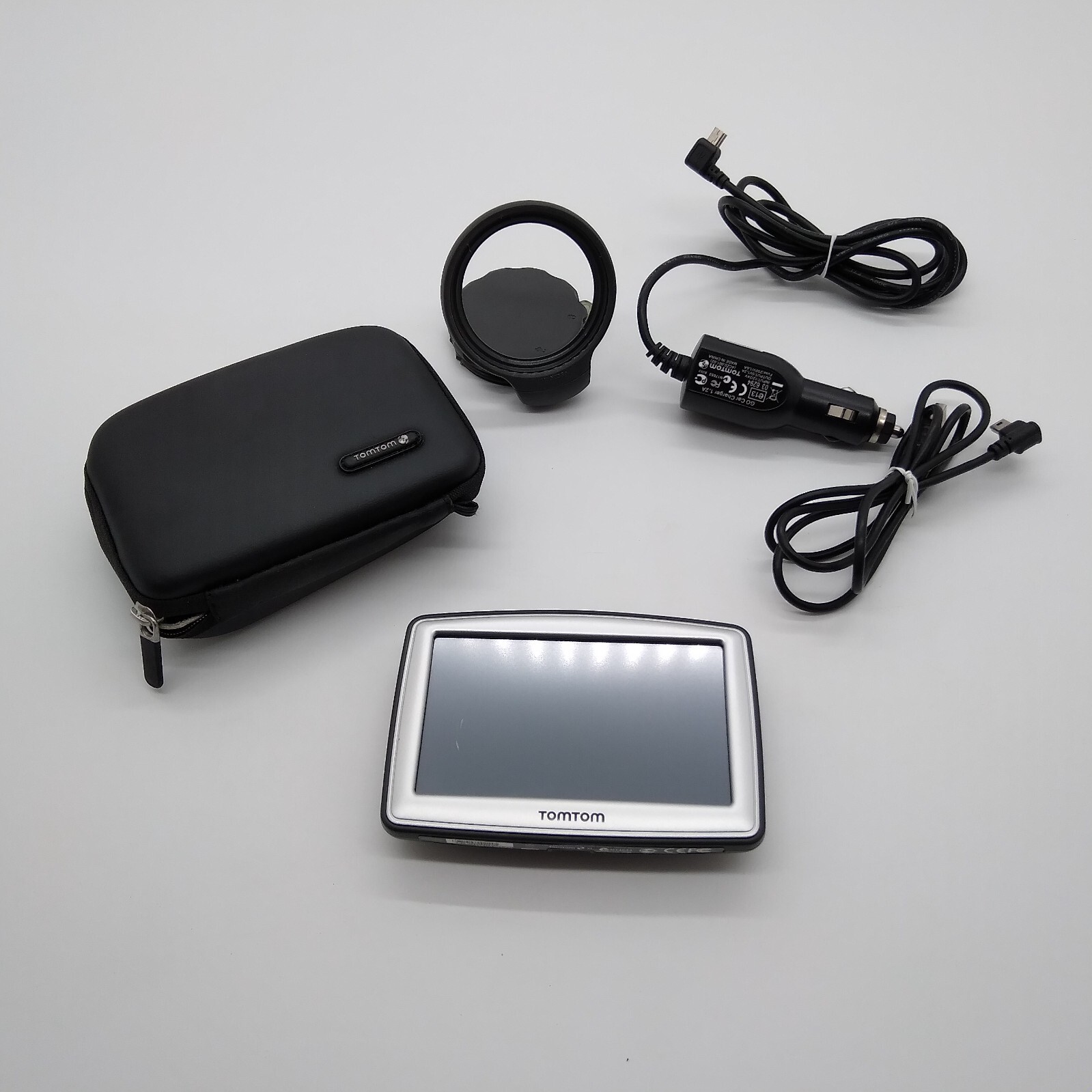 TomTom XL N14644 GPS Navigation System 4.3" Touchscreen w/ charger, usb