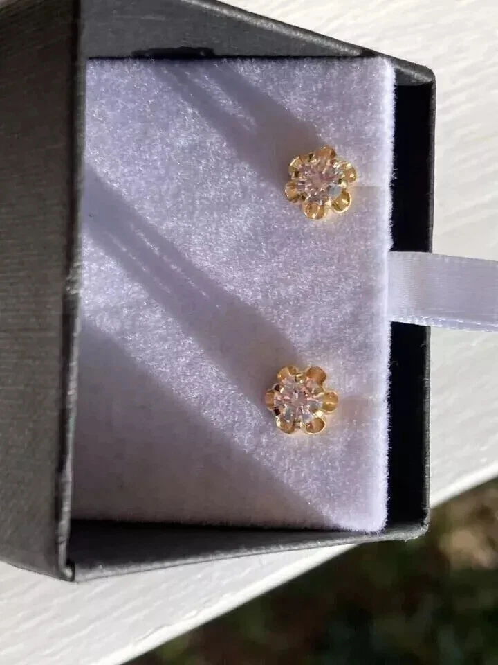 Aretes redondos de 0,80 quilates creados en laboratorio Buttercup de diamantes enchapados en oro amarillo de 14 K Foto 3 de 4