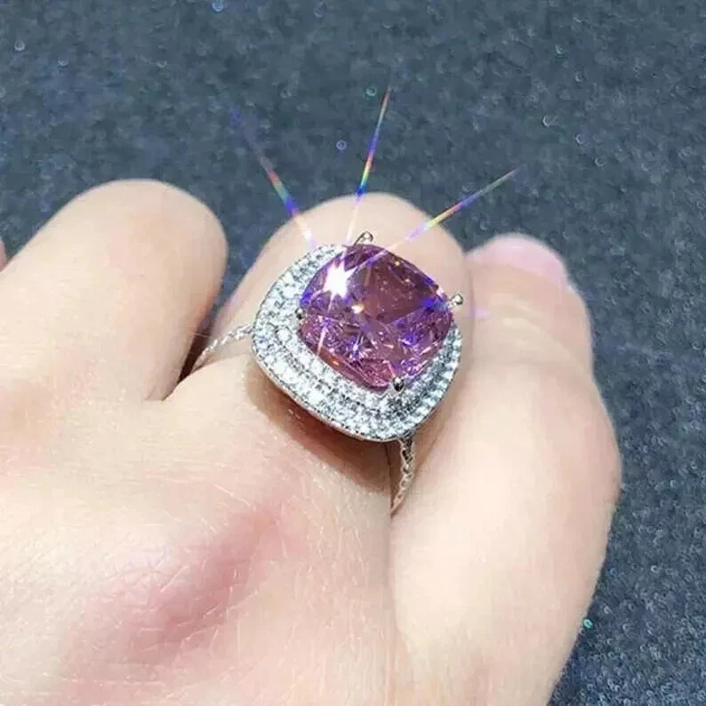 Anillo de compromiso de diamantes de zafiro rosa real cojín de 8,00 quilates de oro blanco de 14 quilates Foto 3 de 4
