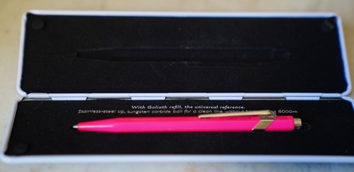 TRES BEAU STYLO BILLE CARAN D'ACHE 849 LAQUE ROSE FLUO + BOITE - Picture 10 of 11