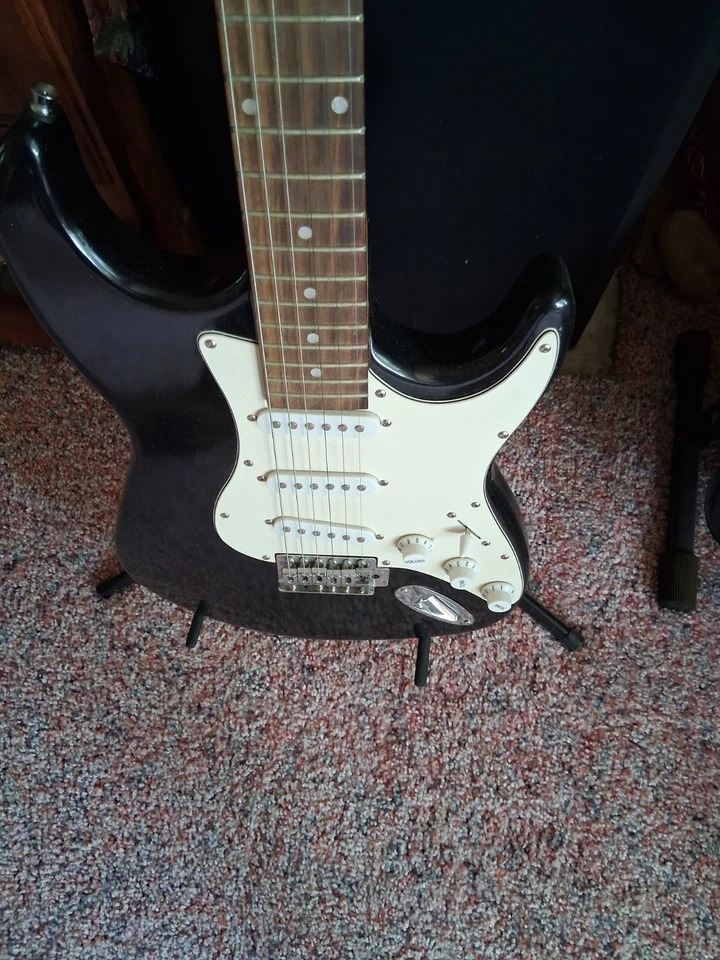 GUITARRA ELÉCTRICA MEDIA LUNA SEIS CUERDAS CON ESTUCHE Foto 2 de 4