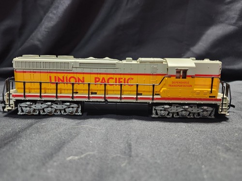 Vintage TYCO HO Scale Union Pacific Diesel Locomotive - Picture 11 of 19