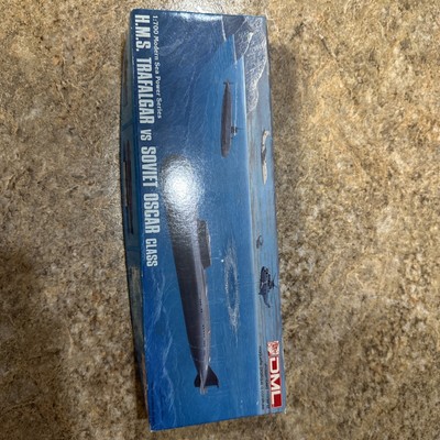 DML H.M.S. Trafalgar vs Soviet Oscar Class 1/700 Scale Model Kit 7004
