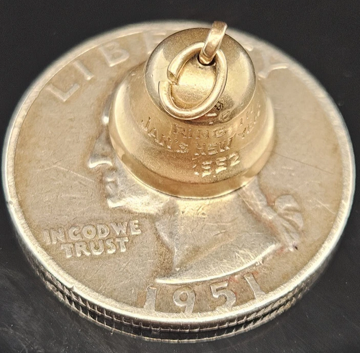 Janis Paige Oro 14K Jan's Feliz Año Nuevo Campana 1952 Dije Ruth Aarons Jingles Foto 3 de 4