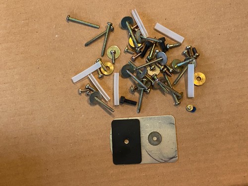 Lote de tornillos de herrajes Marantz 6150 y otras piezas misceláneas para tocadiscos - Imagen 1 de 5