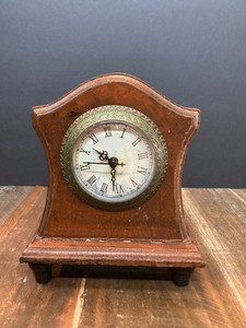 ANTIQUE SMALL QUARTZ WOODEN MANTEL TABLE DESK TOP CLOCK  7 1/4” X 6 1/4” works