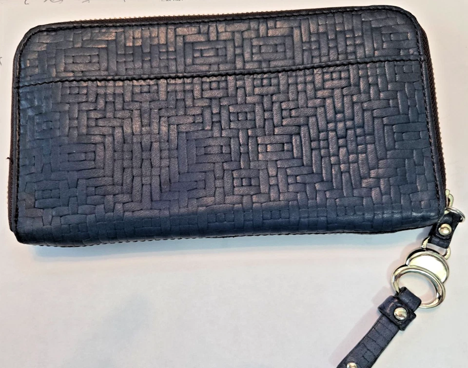 Cartera de mano B Makowsky de cuero en relieve con cremallera alrededor. Tarjeta de crédito azul marino Foto 3 de 4