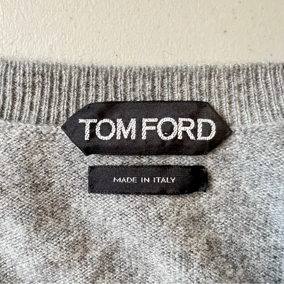 Suéter Tom Ford Auténtico Para Hombre 100% Cachemira Elegante Gris Cuello en V 54 L $1890 Foto 2 de 4