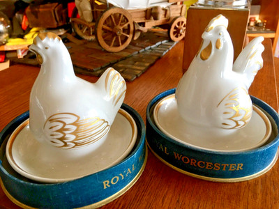 Royal Worcester Porzellan Henne Hahn Ei Coddler Paar weiß & gold Hühner.