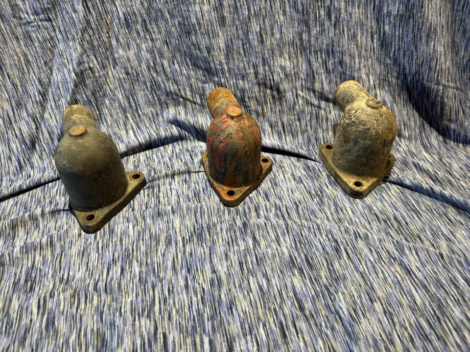 Lote de tres carcasas de termostato Willys Jeep, L-134 Foto 4 de 4