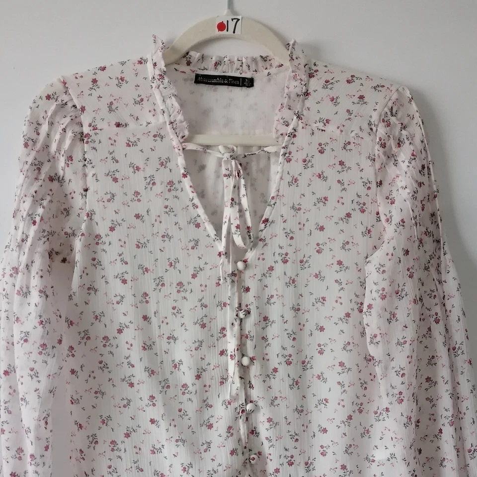 Blusa Top Floral Abercrombie & Fitch Para Mujer Blanca Cuello en V Manga Abullonada Talla XS Foto 2 de 4