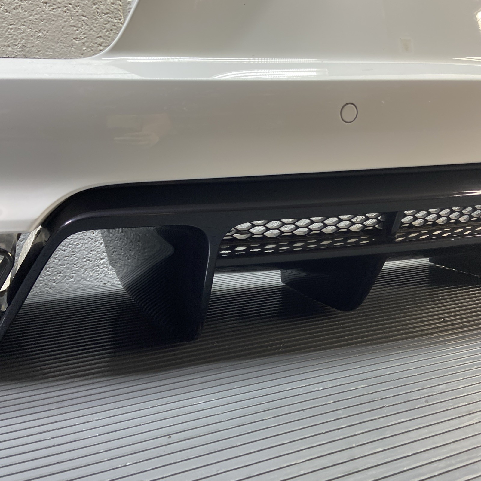 2017-2018 Audi R8 4S V10 Rear Bumper Cover W/ Diffuser White LS9C OEM *NOTE*
