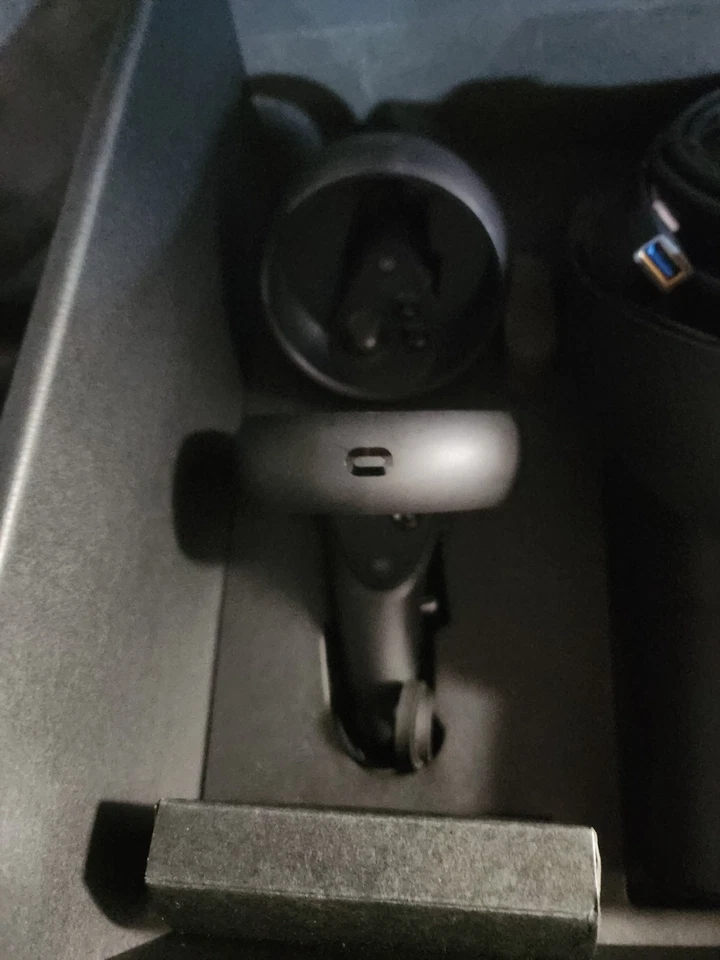 Oculus Rift S VR Headset with 2 Handheld Controllers/Cables & VR stand - Image 4 of 4