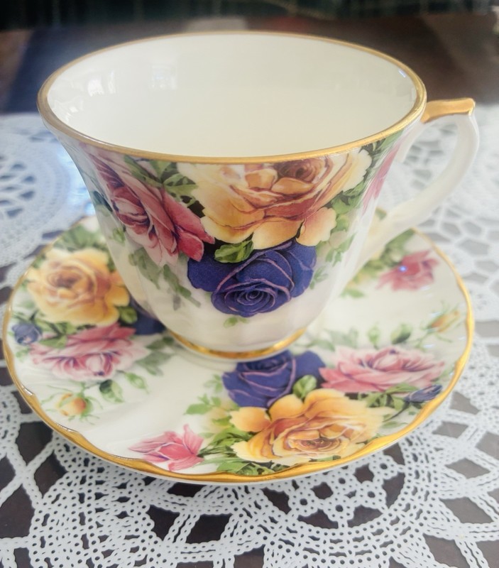 VINTAGE  GOLDEN CROWN TRENT ENGLISH FINE BONE CHINA ROSE BOUQUET TEACUP SAUCER
