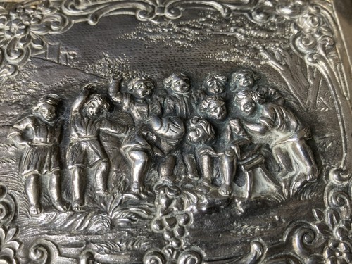 German , Manns & Sohn Cigarette Case 900 Silver Embossed Raised Figural Scene - Picture 4 of 9