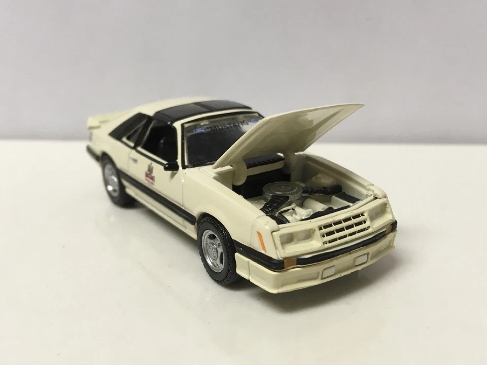 Ford Mustang 1979 79 Pace Car Fox coleccionable escala 1/64 diecast modelo diorama Foto 2 de 4