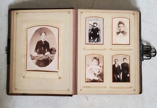 Antiguo álbum de fotografías victorianas de 1880 con cierre de latón encuadernado en cuero tamaño grande - Imagen 17 de 20
