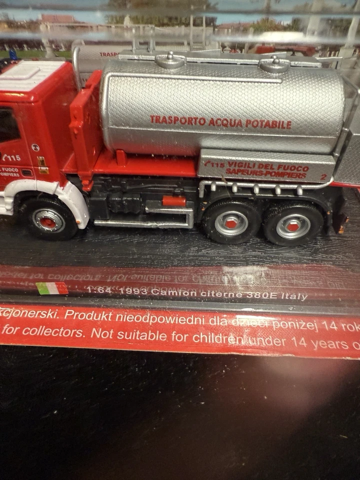 Base vermelha para caminhão de bombeiros Iveco 380 E Italia 2005 caminhão DIECAST em escala 1/64 - Imagem 2 de 4