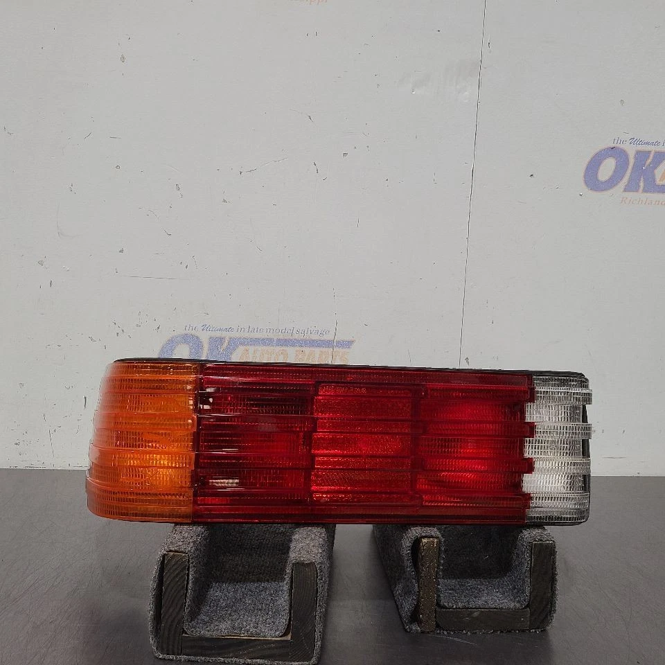 88 1988 MERCEDES-BENZ 560SL 107 TYPE TAIL LIGHT LAMP LEFT DRIVER - Image 4 of 4