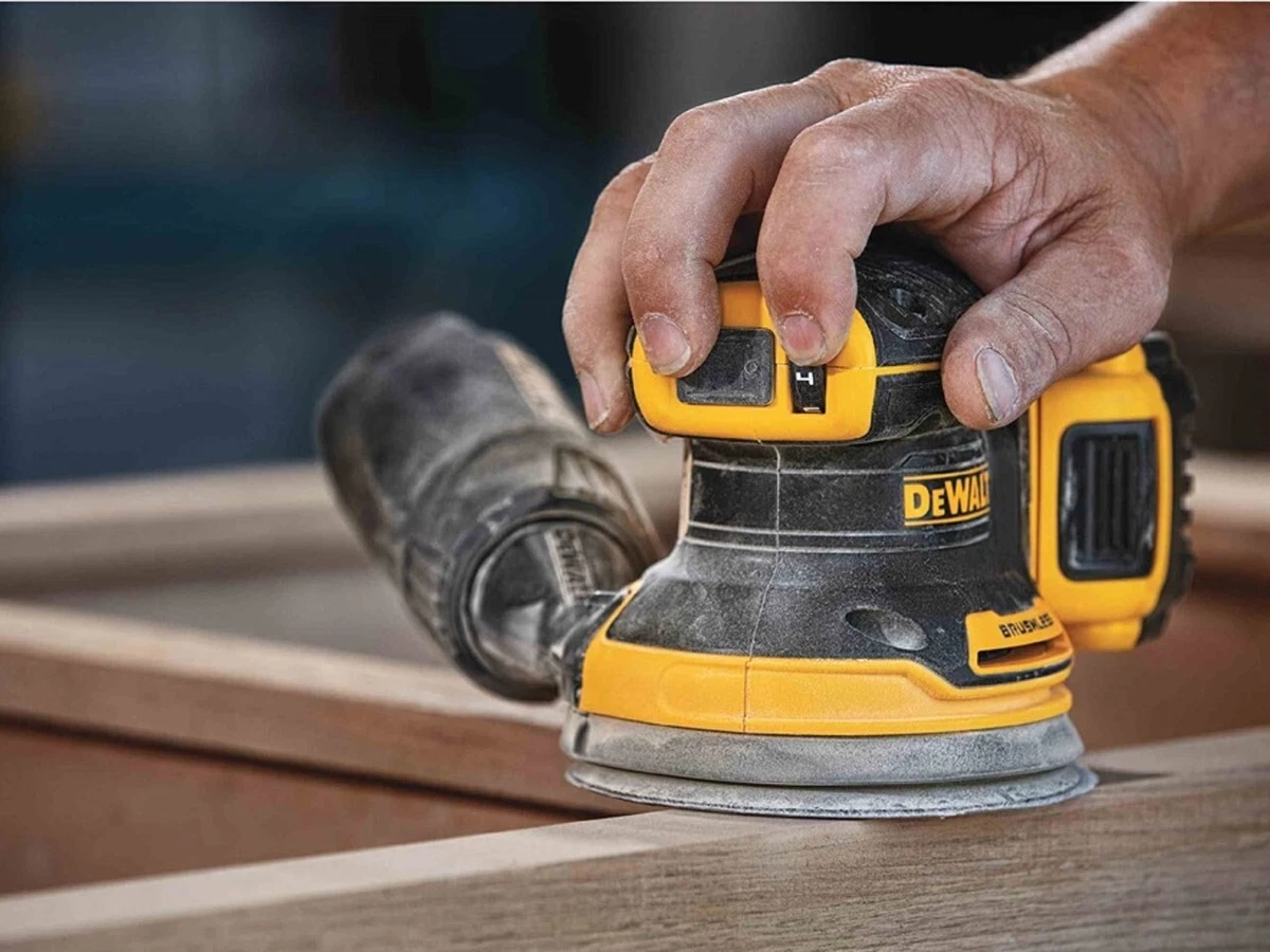 Dewalt DCW210N Cordless Brushless 18v XR Random Orbital Sander