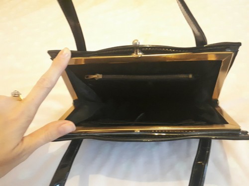 Vintage 50s/60s Black Faux Patent Leather Clasp Fastening Dollybird/Mod Handbag - Picture 6 of 10