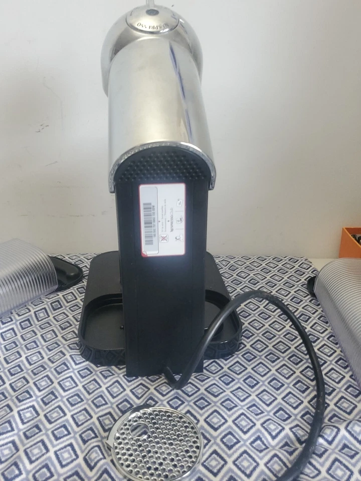 Máquina de café expresso NESPRESSO VertuoLine máquina de café com leite cromada (modelo GCA1) - Imagem 2 de 4