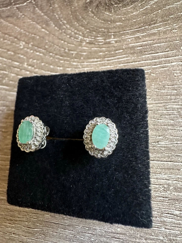 Серьги-гвоздики из стерлингового серебра 925 пробы с овальным зеленым камнем гало — вид из искусственного изумруда - Изображение 3 из 4