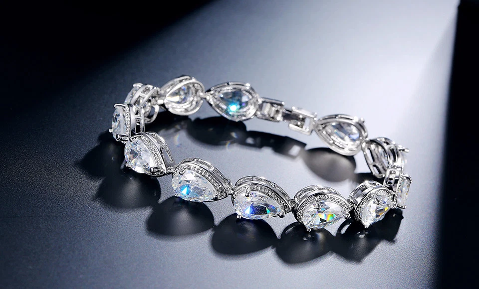 Brazalete de tenis enchapado en oro blanco de 18k hecho con joyería de boda de cristal de Swarovski Foto 2 de 4