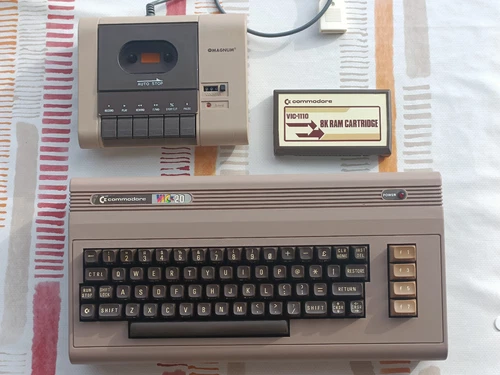 Commodore VIC20 "Breadbin Edition" + 8k RAM + Registratore, 100% FUNZIONANTE