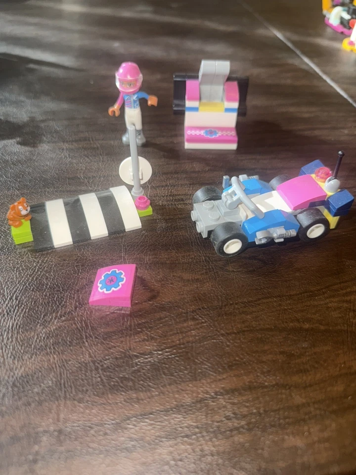 100%. LEGO Friends #41348 "Camión de servicio y cuidado" con robot y go kart de carreras Foto 3 de 4