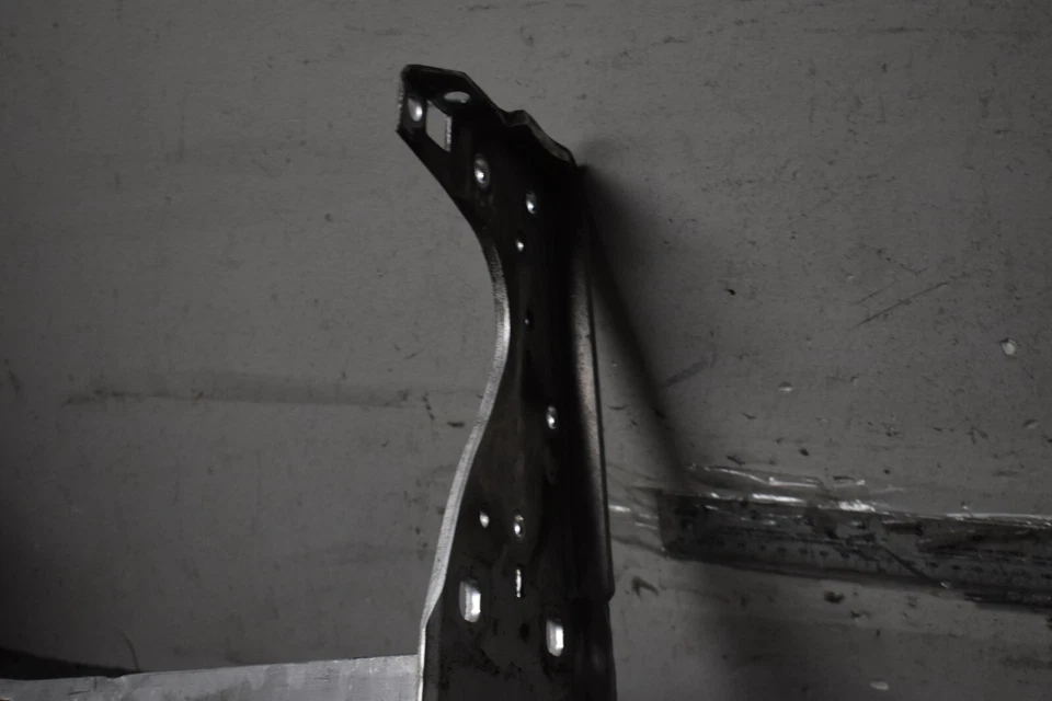 Soporte de parachoques lateral izquierdo AUDI RS7 2014-2018 base OEM de fábrica Foto 2 de 4