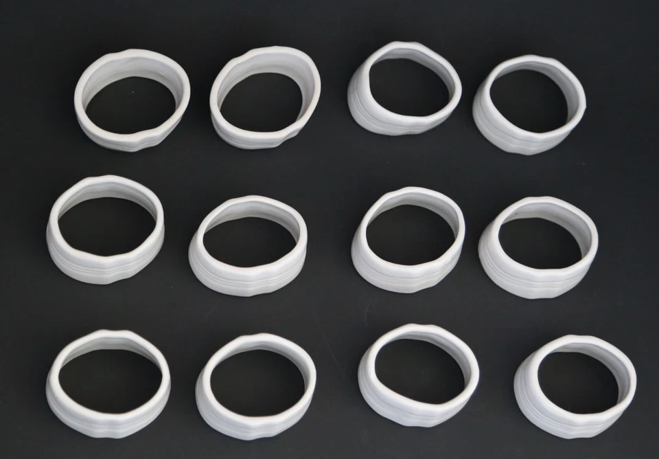 Anillos de servilletas vintage Le Claire blancos en relieve de Gibson Designs, 2001 Foto 3 de 4