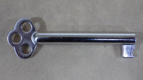 2 x replacement common wardrobe keys ,Nickel finish ,free post - Picture 2 of 3