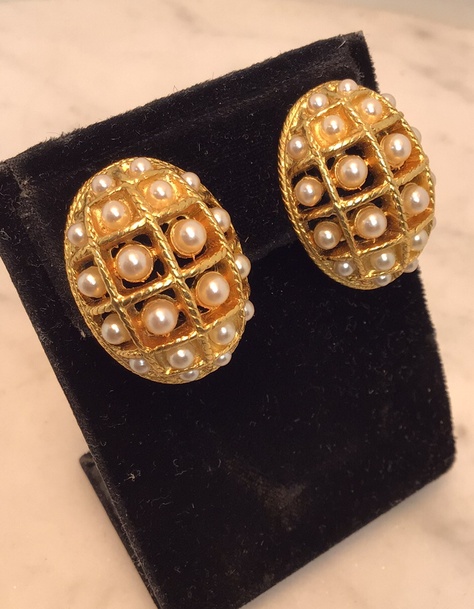 Vintage BEN AMUN Gold Tone Faux Pearl Clip On Earring… Gem