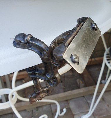 Antike Tisch Spitzmaschine um 1890 / Antique Cast Iron Pencil Sharpener   Rare &