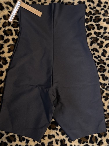 SKIMS pantaloncino vita alta metà coscia in onice, taglia small - Foto 7 di 10