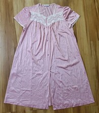 VANITY FAIR Pink Short Sleeve Robe Nylon Lace Detail Women s Size Medium Vintage