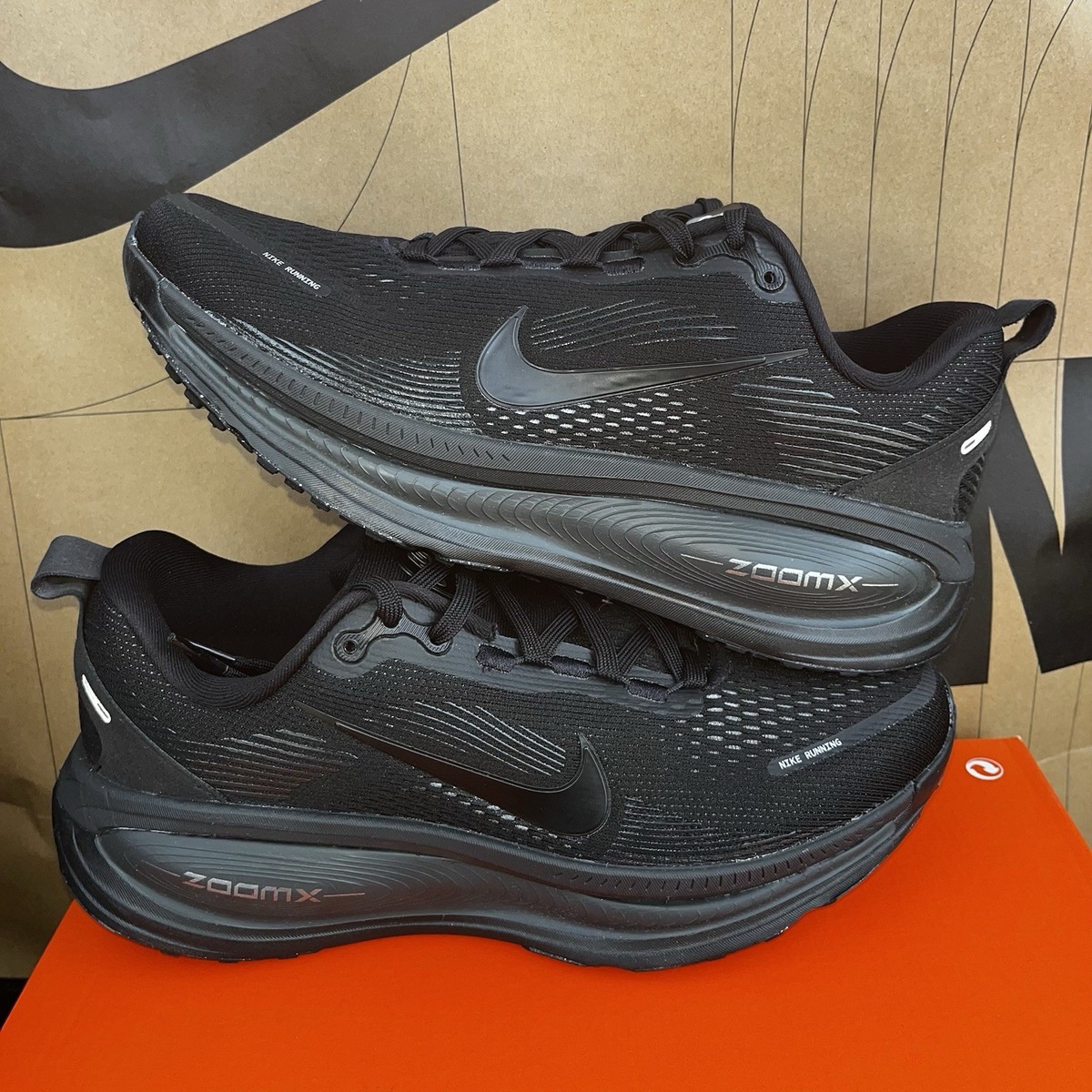 02yvm　黒　38サイズ NEW Nike Vomero 18 Triple Black Running NBY HM6804-004 Women Size